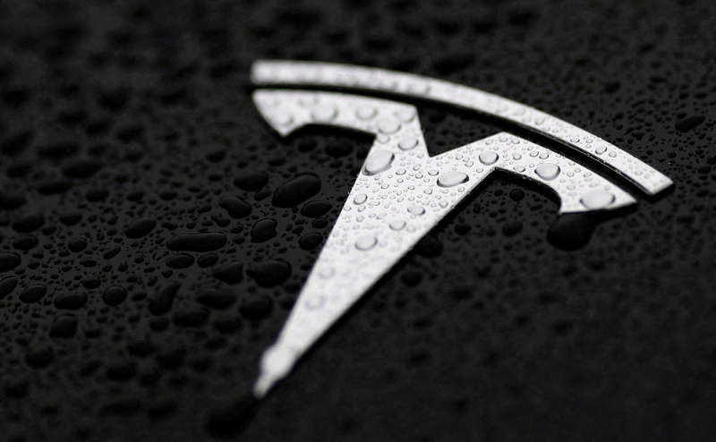 Акции Tesla рекордно подешевели на фоне ссоры Маска с Трампом
