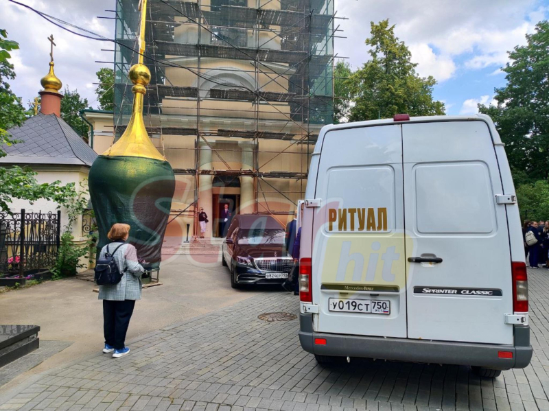 Дочь и внучка попросили коллег покинуть театр, чтобы без посторонних подойти к гробу и проститься с Валентиной Талызиной