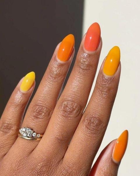 Mango nails: самый сочный оттенок для летнего маникюра