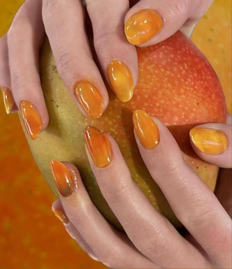 Mango nails: самый сочный оттенок для летнего маникюра
