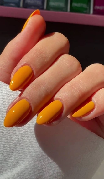 Mango nails: самый сочный оттенок для летнего маникюра