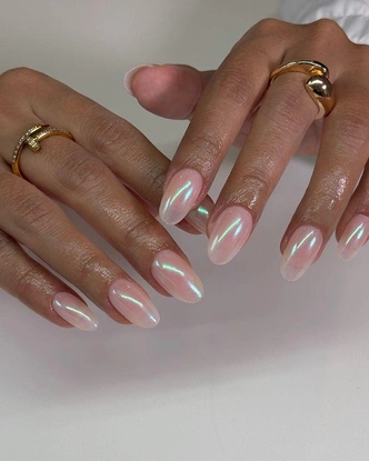 От нюда до тропиков и лазури: как летом 2025 модно носить chrome nails