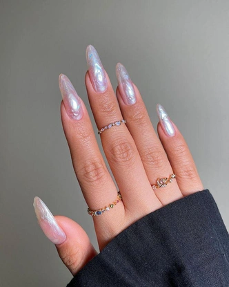 От нюда до тропиков и лазури: как летом 2025 модно носить chrome nails