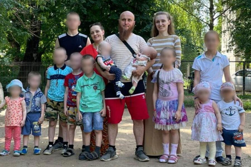 «Жены целуют ему ноги, когда приносят еду»: старшая дочь Анна о том, как живет Иван Сухов